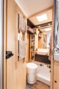 Badezimmer Detail mit Toilette im Teilintegrierten T68 Adventure von Sunlight