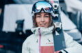 Celine Blochberger mit Skiern und Skibrille