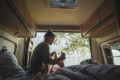 Lena Stoffel genießt Pause mit Tee im Sunlight Cliff während ihrer Solo Reise