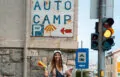 Celine Blochberger mit Proviant vor AUTO Camp Schild