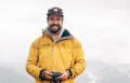 Portrait von Fotograf Martin Erd in gelber Gore Tex Jacke